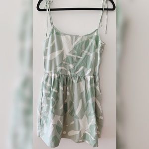 Green leaf patterned dress
